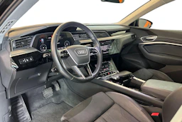 musta Audi e-tron 2022 kuva 6.