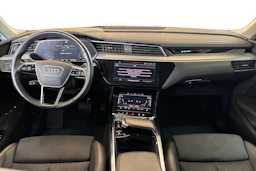 musta Audi e-tron 2022 kuva 7.