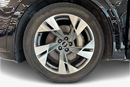 musta Audi e-tron 2022 kuva 9.