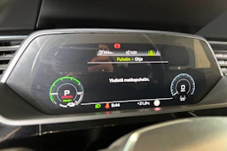 musta Audi e-tron 2022 kuva 13.