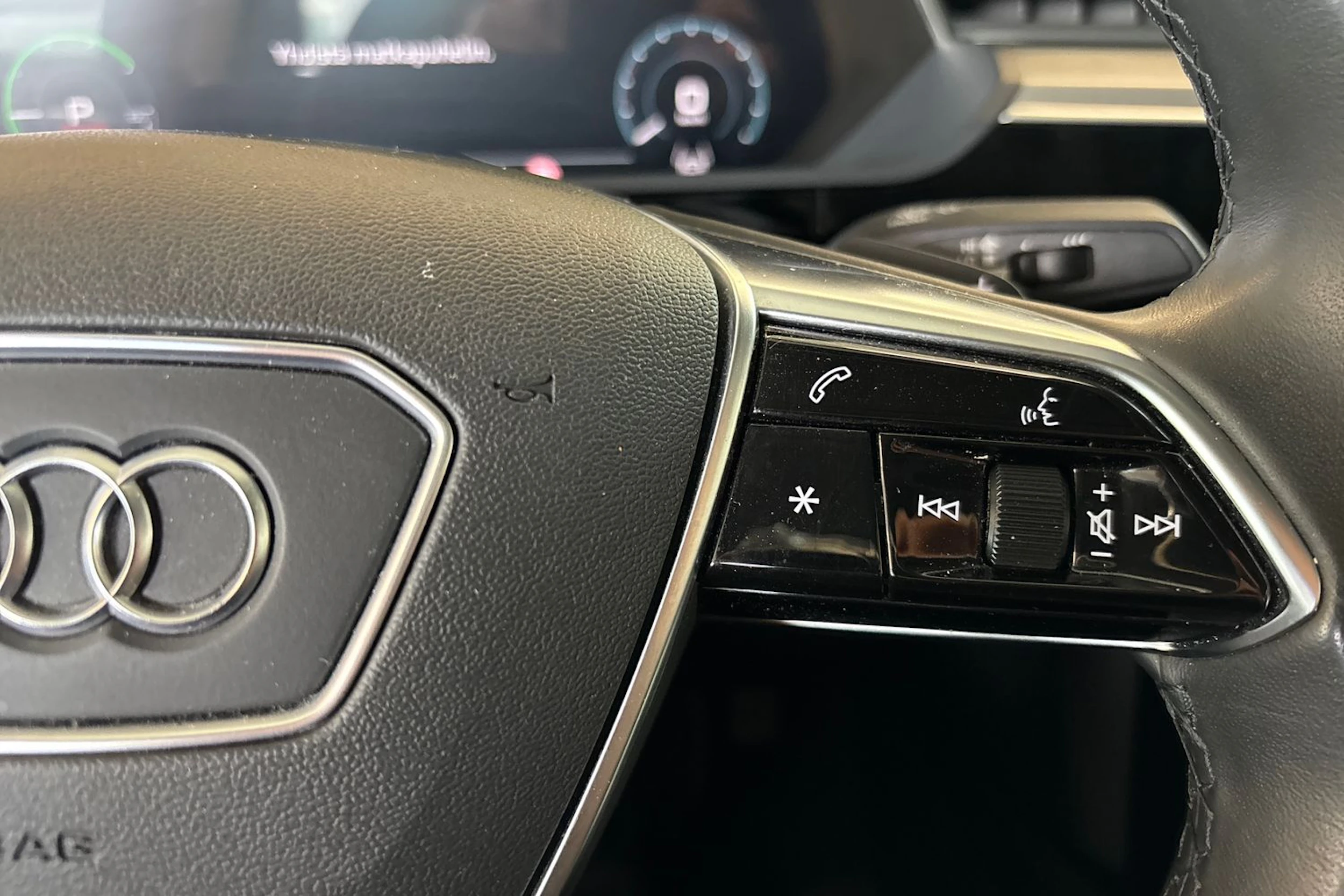 musta Audi e-tron 2022 kuva 15.
