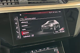musta Audi e-tron 2022 kuva 16.