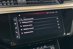 musta Audi e-tron 2022 kuva 18.