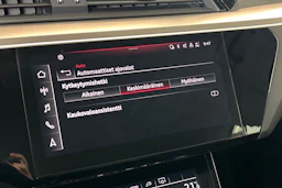 musta Audi e-tron 2022 kuva 20.