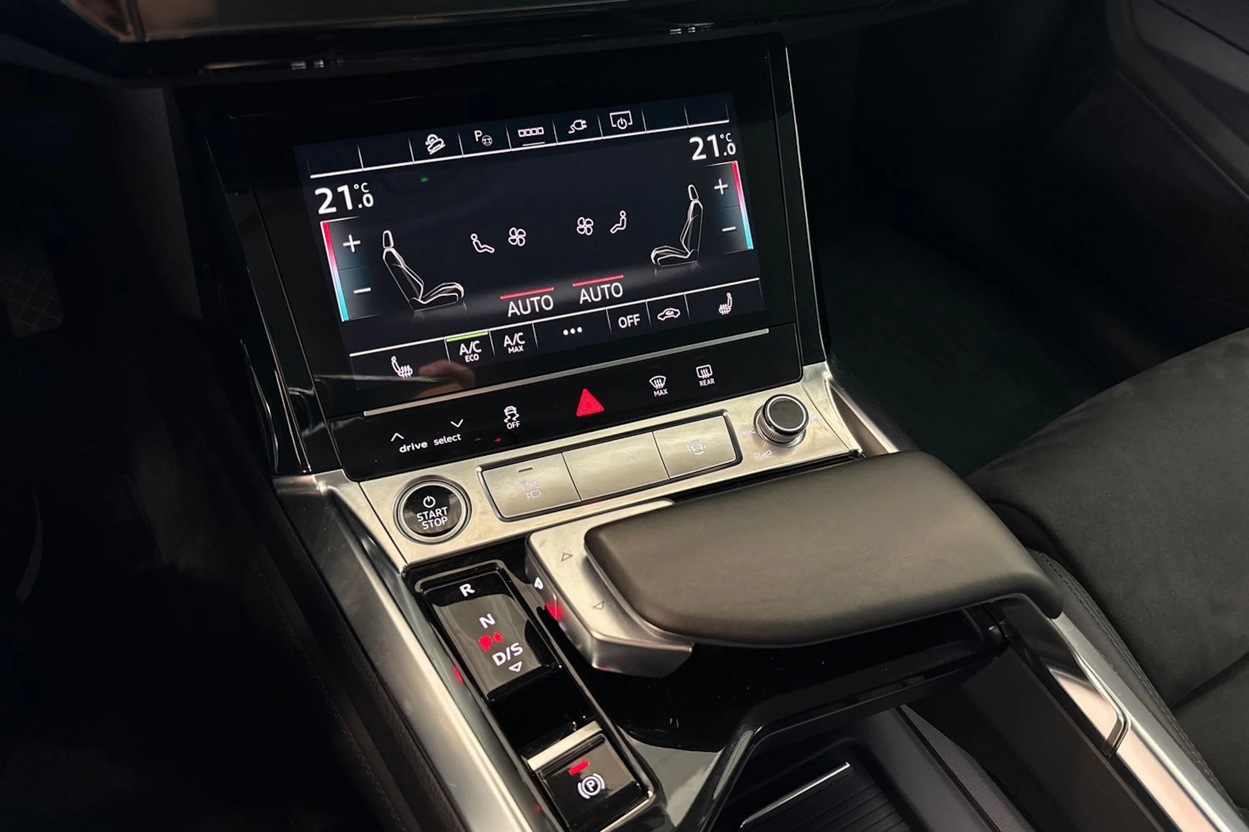 musta Audi e-tron 2022 kuva 22.