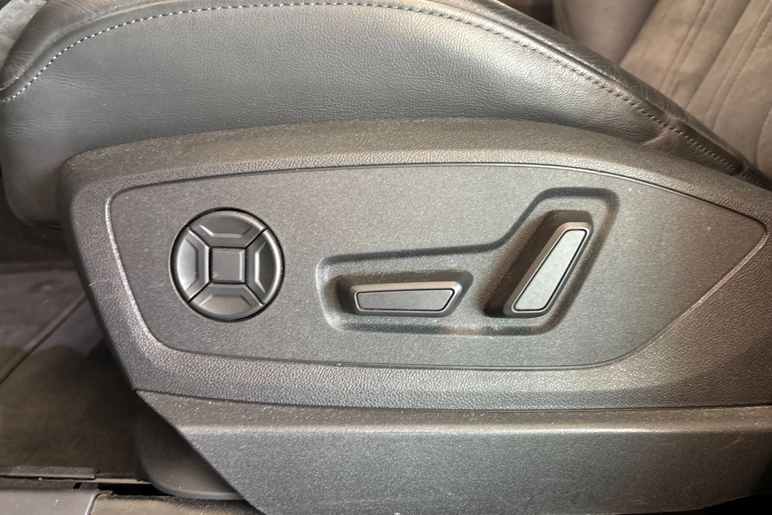 musta Audi e-tron 2022 kuva 27.