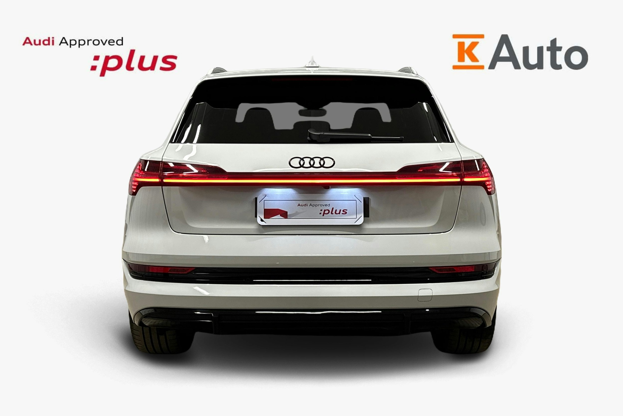 valkoinen Audi e-tron 2022 kuva 3.