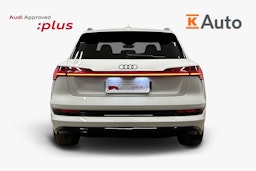 valkoinen Audi e-tron 2022 kuva 3.