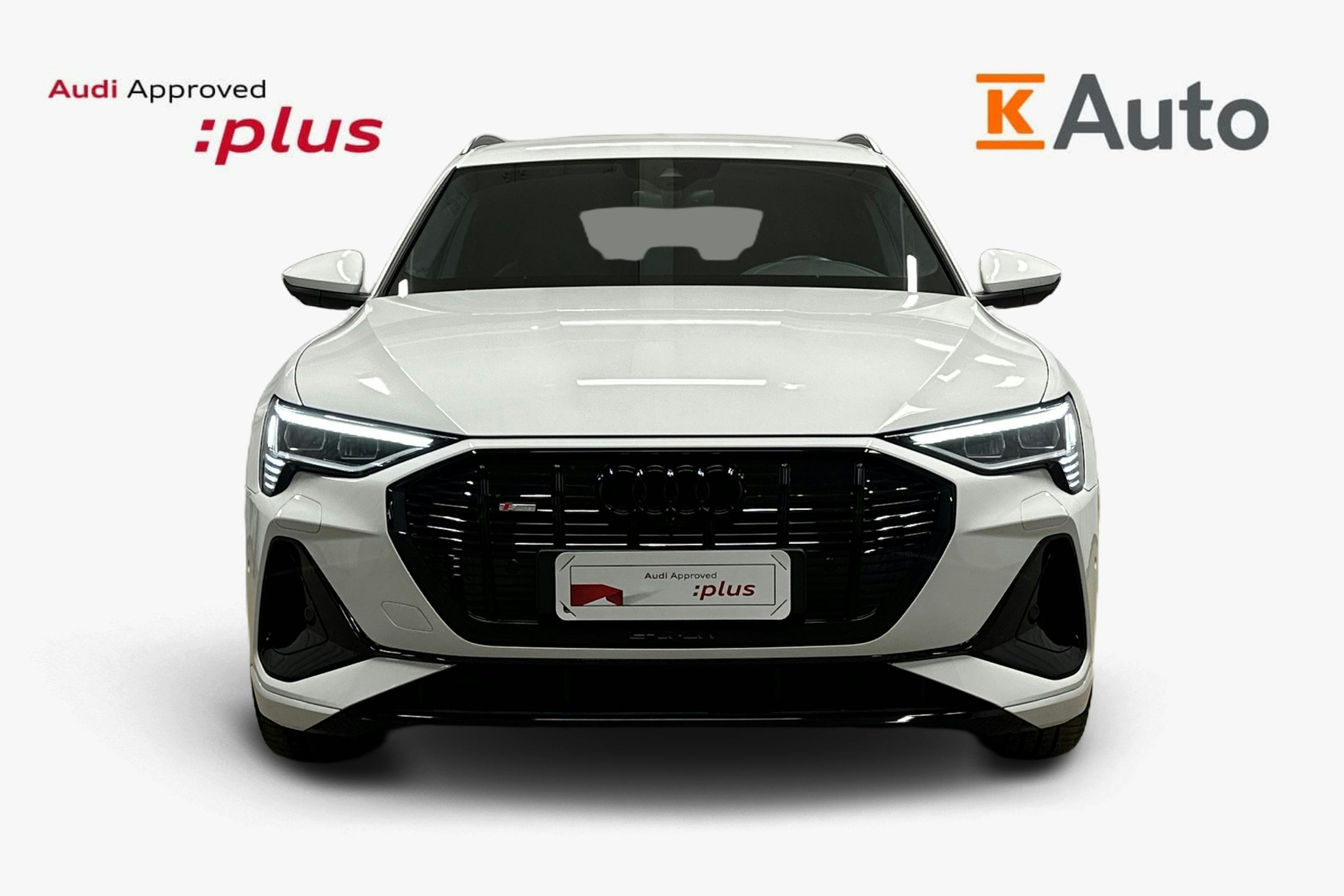 valkoinen Audi e-tron 2022 kuva 5.