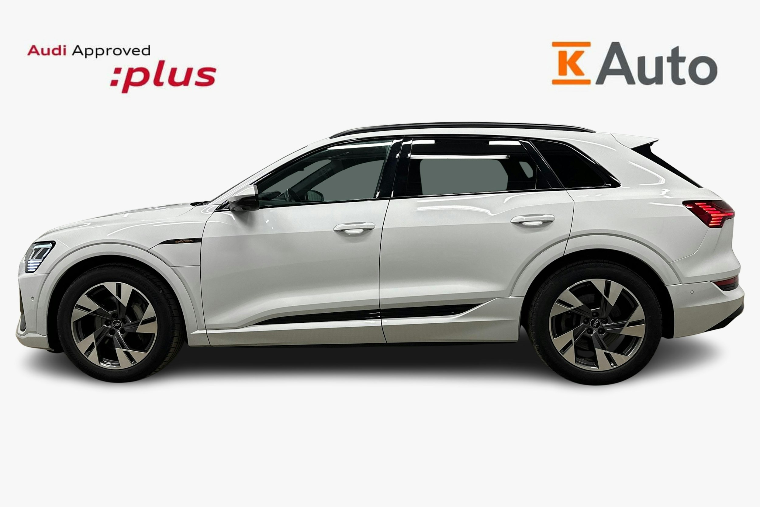 valkoinen Audi e-tron 2022 kuva 6.