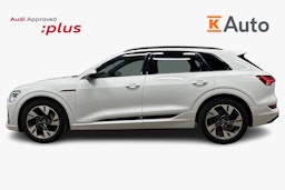 valkoinen Audi e-tron 2022 kuva 6.