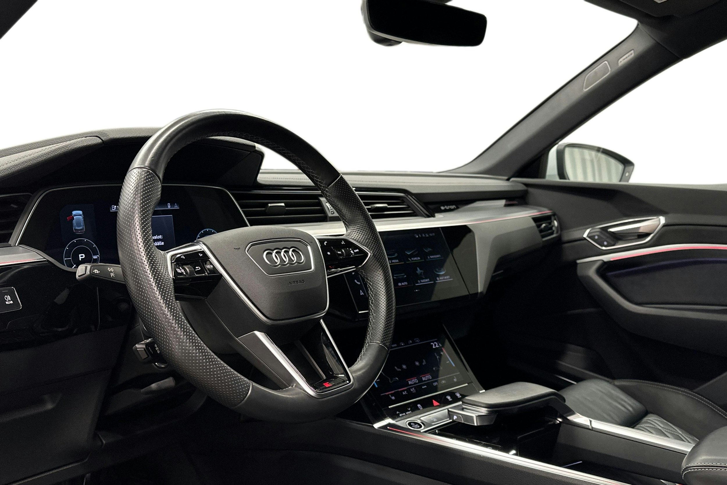 valkoinen Audi e-tron 2022 kuva 7.