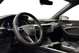 valkoinen Audi e-tron 2022 kuva 7.