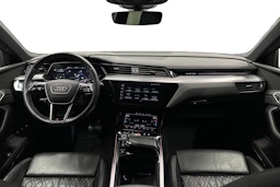 valkoinen Audi e-tron 2022 kuva 9.