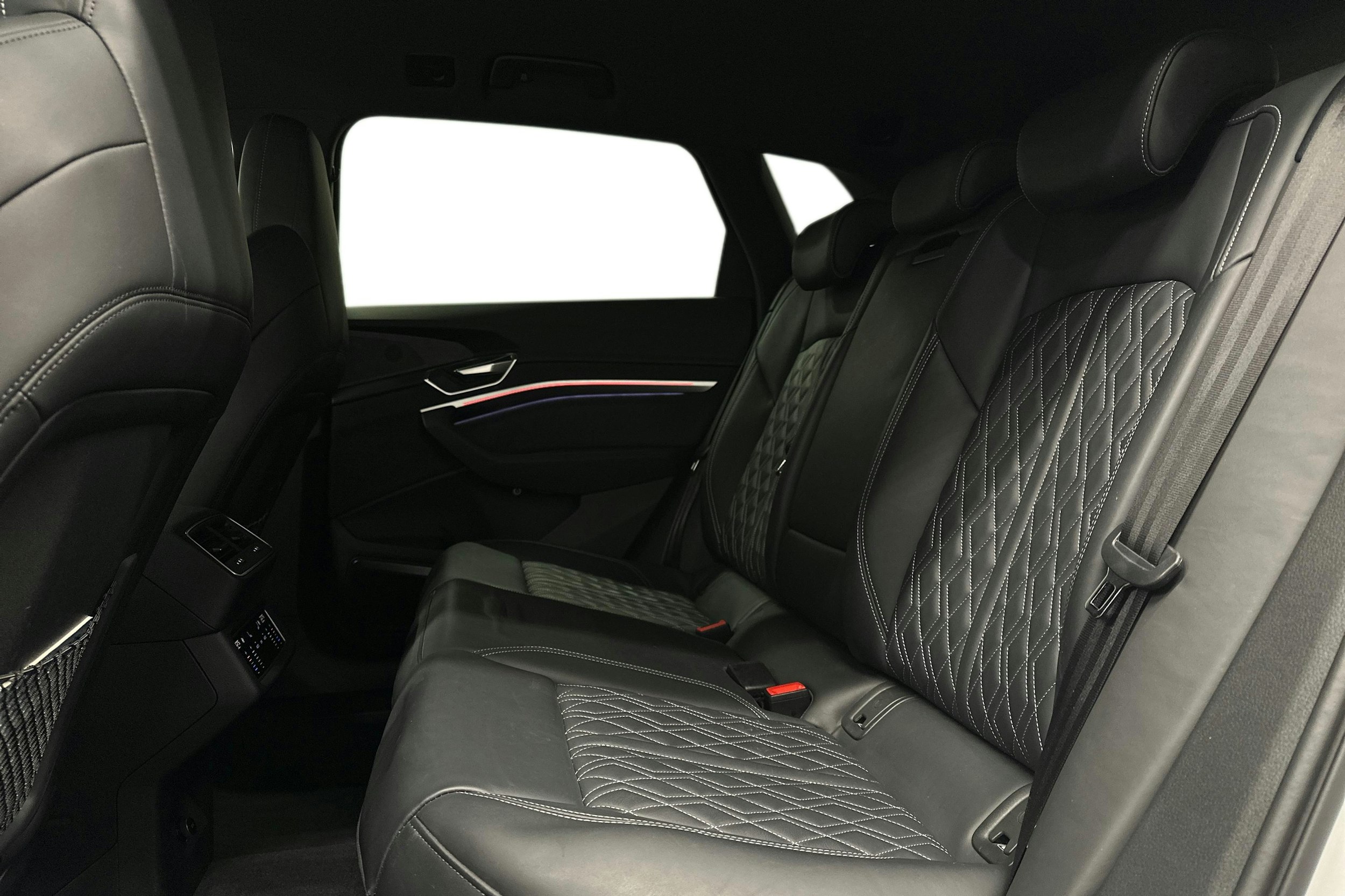 valkoinen Audi e-tron 2022 kuva 10.