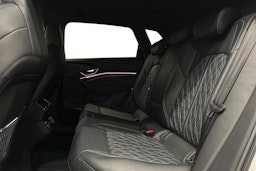 valkoinen Audi e-tron 2022 kuva 10.