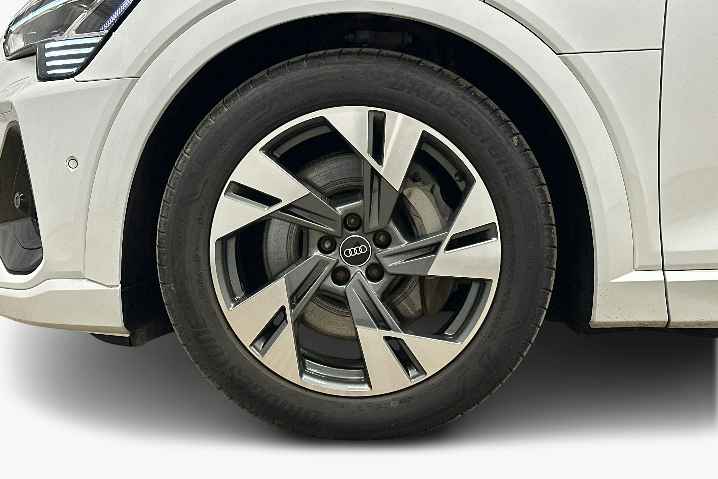 valkoinen Audi e-tron 2022 kuva 11.