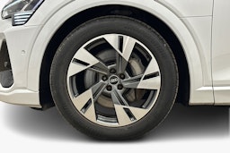 valkoinen Audi e-tron 2022 kuva 11.
