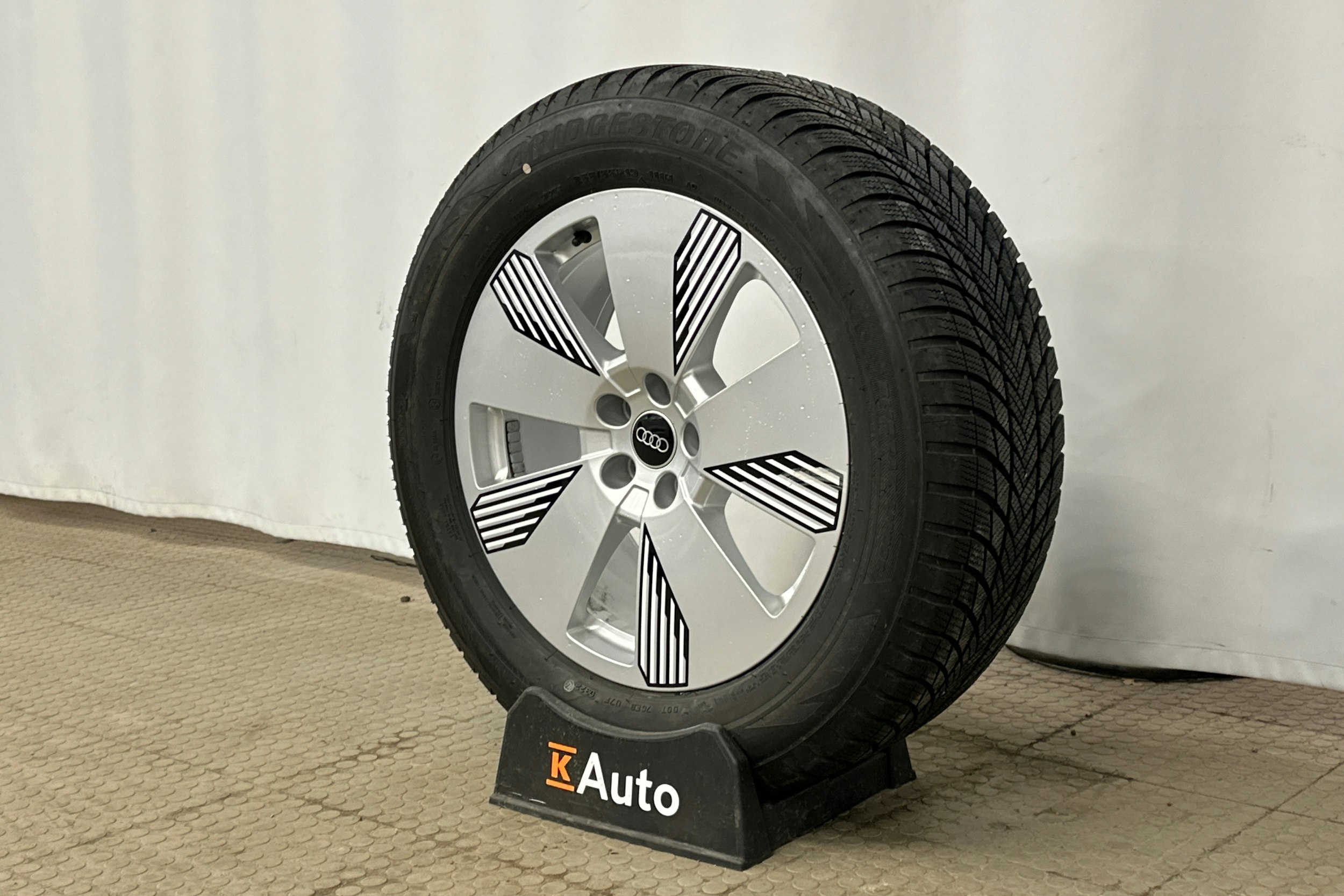 valkoinen Audi e-tron 2022 kuva 12.