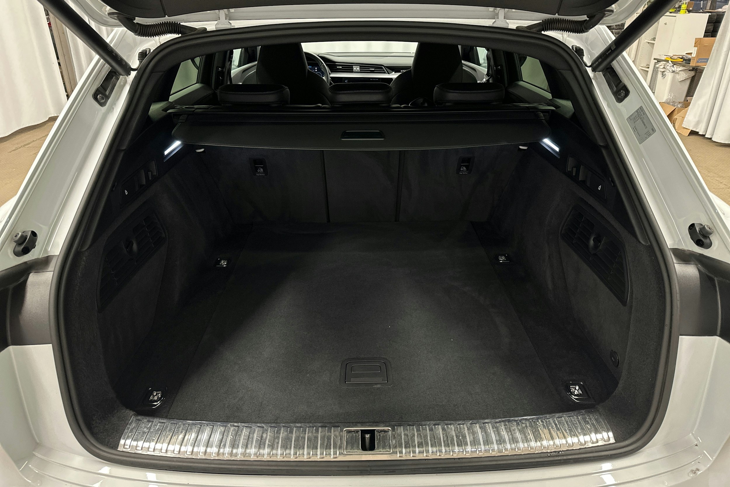 valkoinen Audi e-tron 2022 kuva 13.