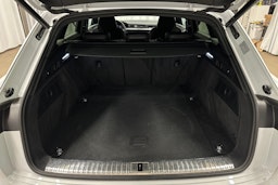 valkoinen Audi e-tron 2022 kuva 13.