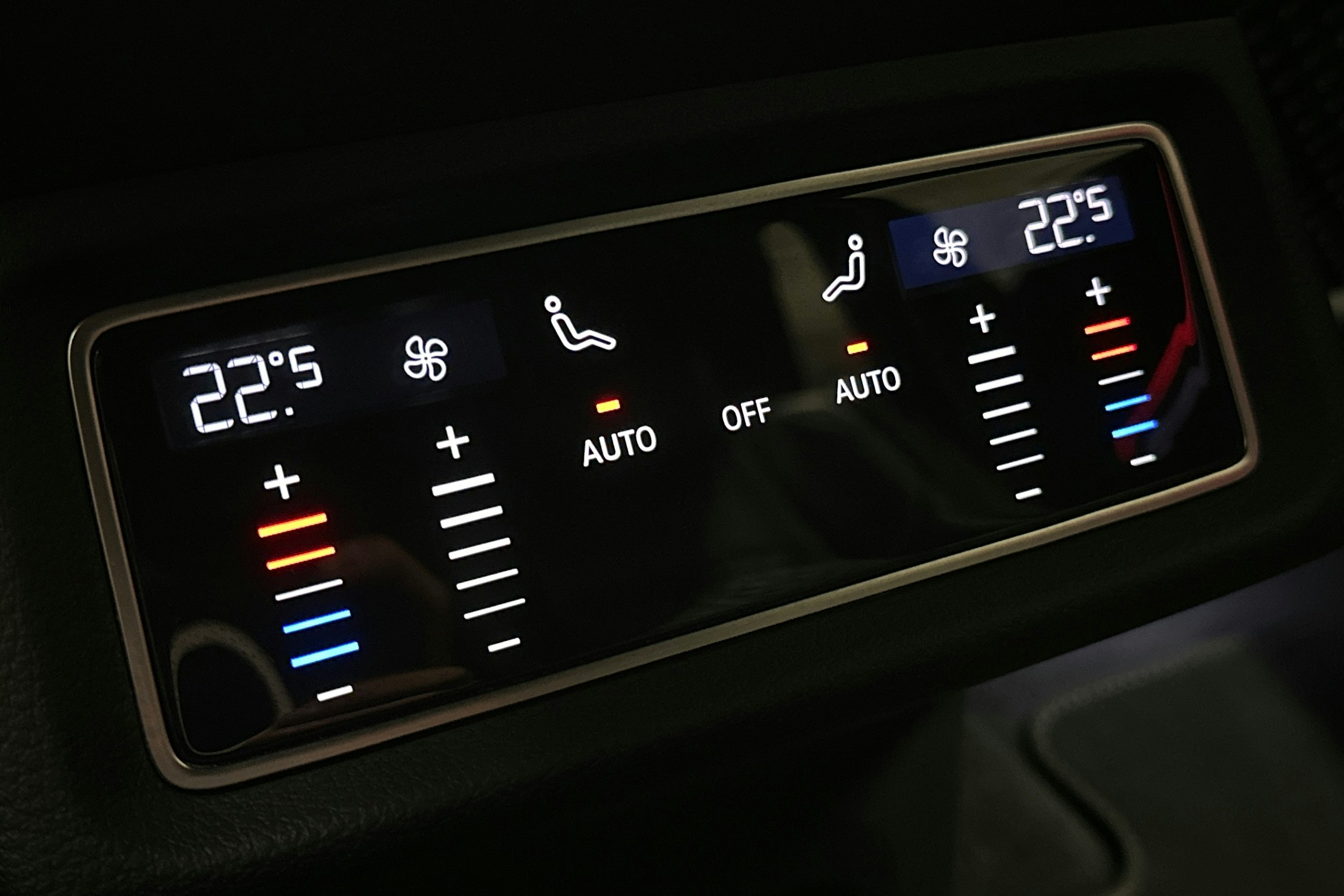 valkoinen Audi e-tron 2022 kuva 15.