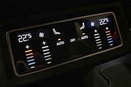 valkoinen Audi e-tron 2022 kuva 15.