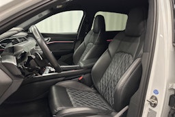 valkoinen Audi e-tron 2022 kuva 16.