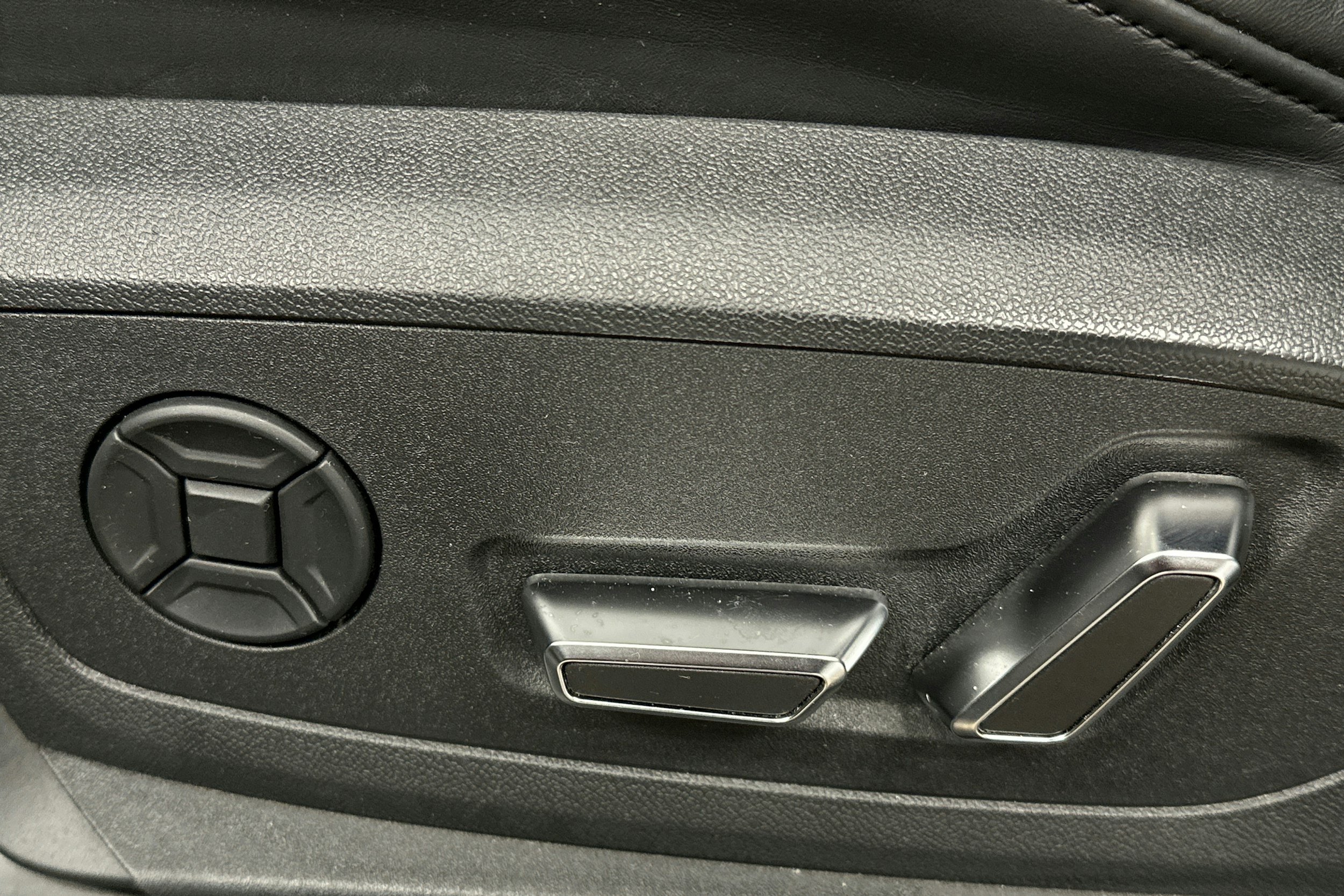 valkoinen Audi e-tron 2022 kuva 17.