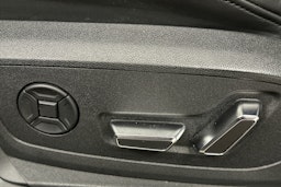 valkoinen Audi e-tron 2022 kuva 17.