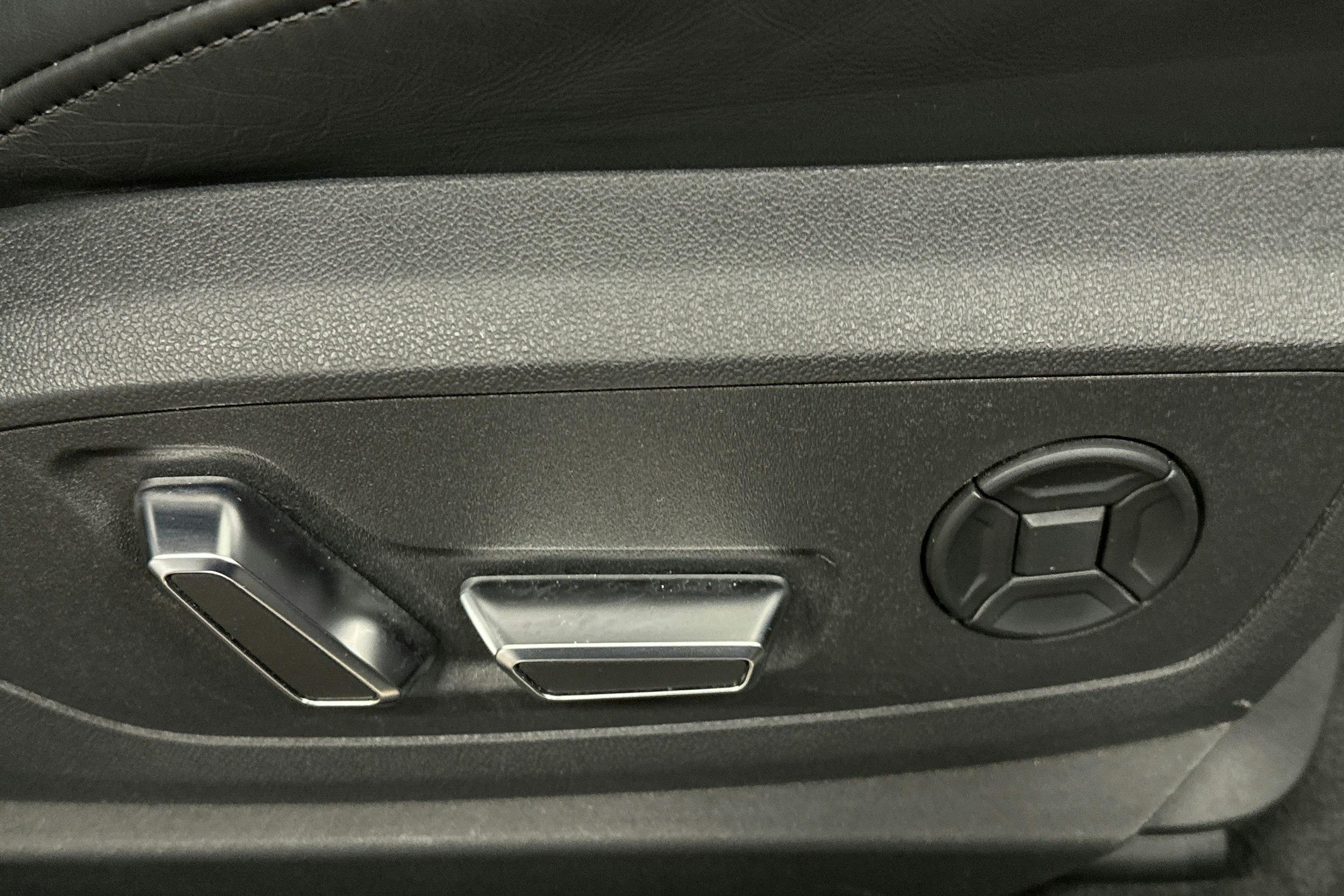 valkoinen Audi e-tron 2022 kuva 19.