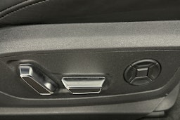 valkoinen Audi e-tron 2022 kuva 19.