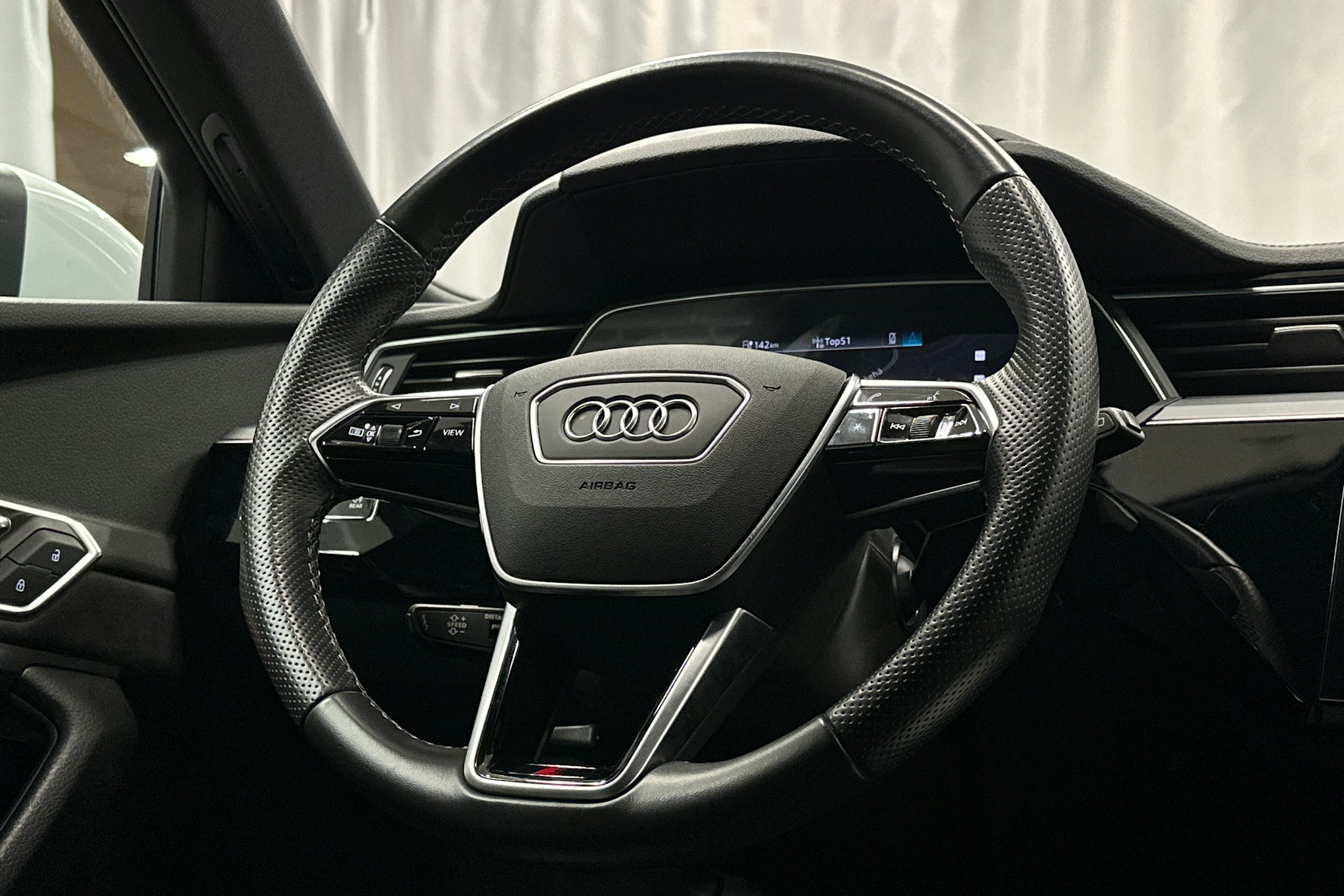 valkoinen Audi e-tron 2022 kuva 20.