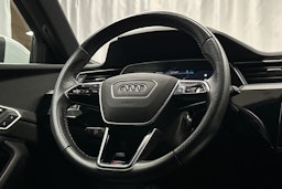 valkoinen Audi e-tron 2022 kuva 20.