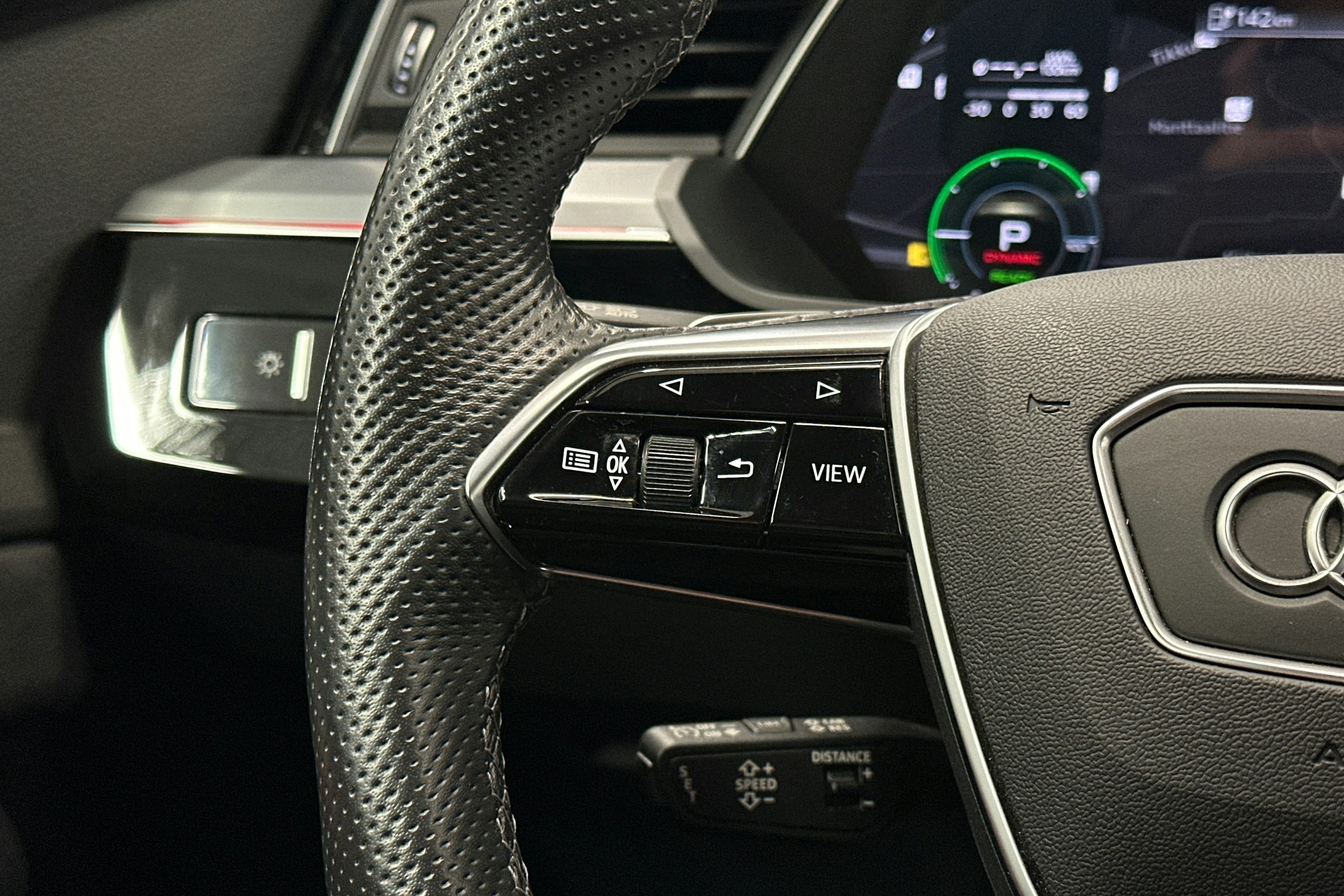 valkoinen Audi e-tron 2022 kuva 21.