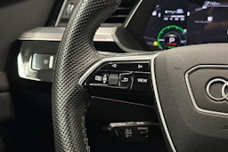 valkoinen Audi e-tron 2022 kuva 21.