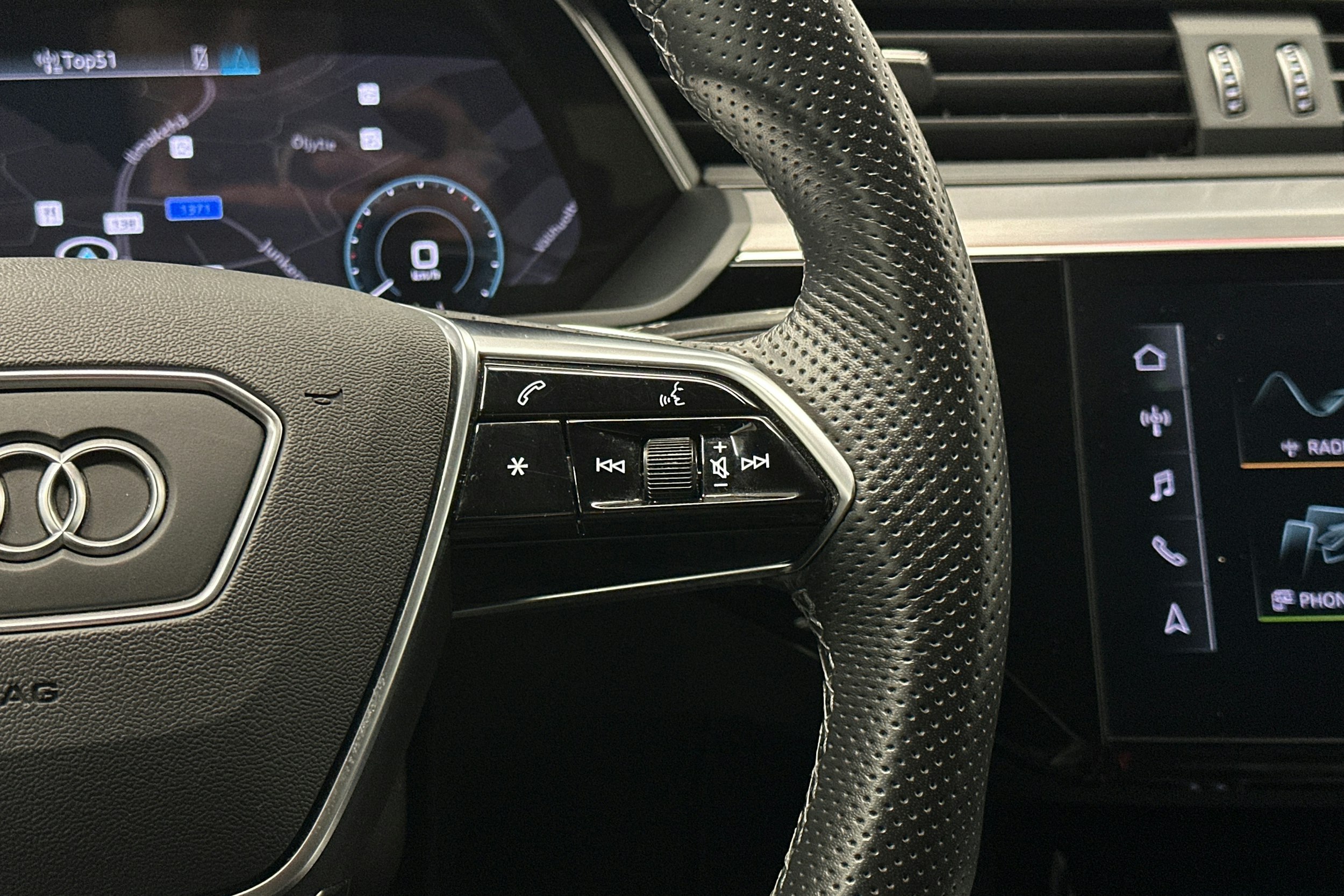 valkoinen Audi e-tron 2022 kuva 22.