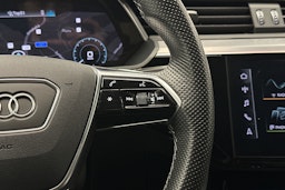 valkoinen Audi e-tron 2022 kuva 22.