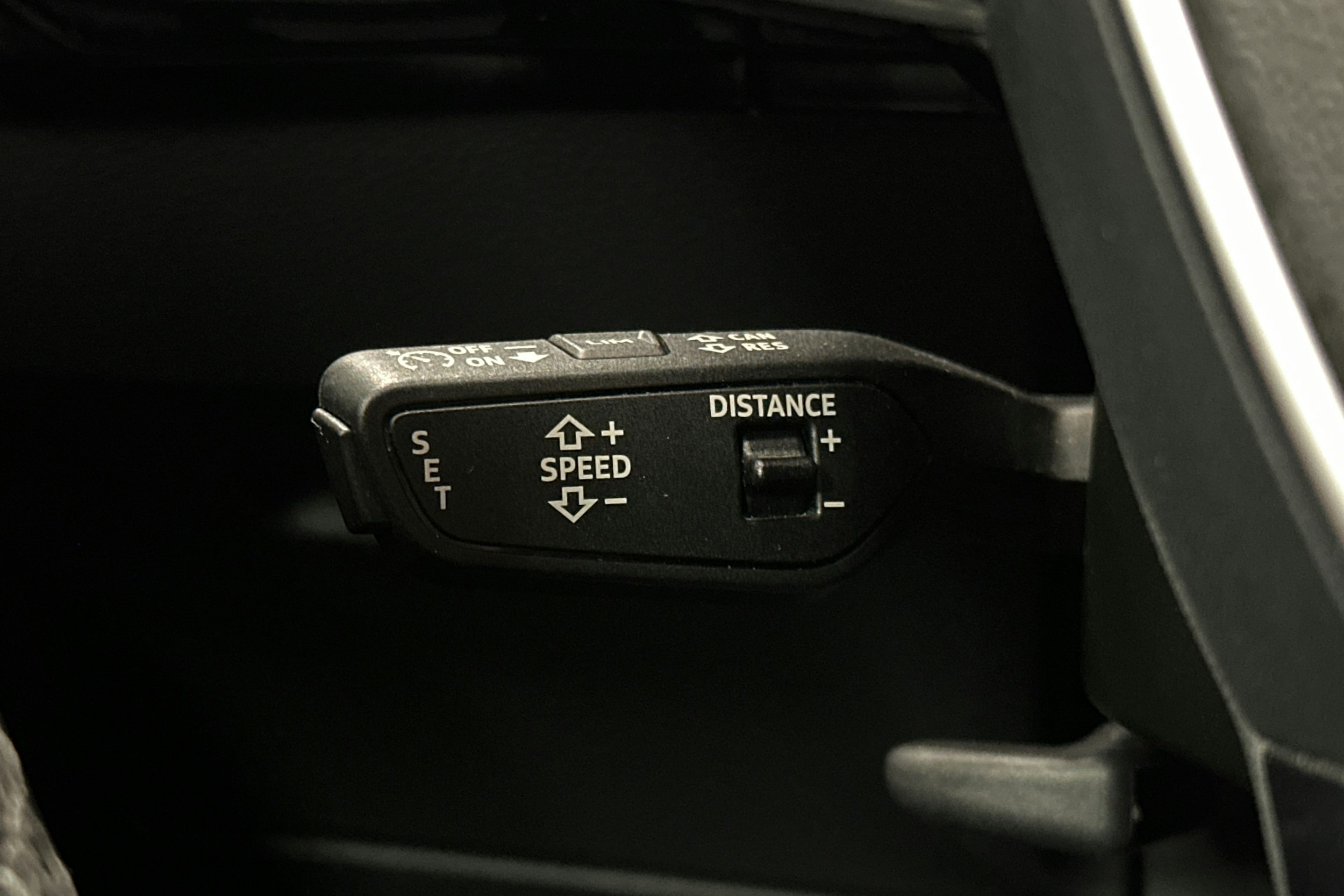 valkoinen Audi e-tron 2022 kuva 23.