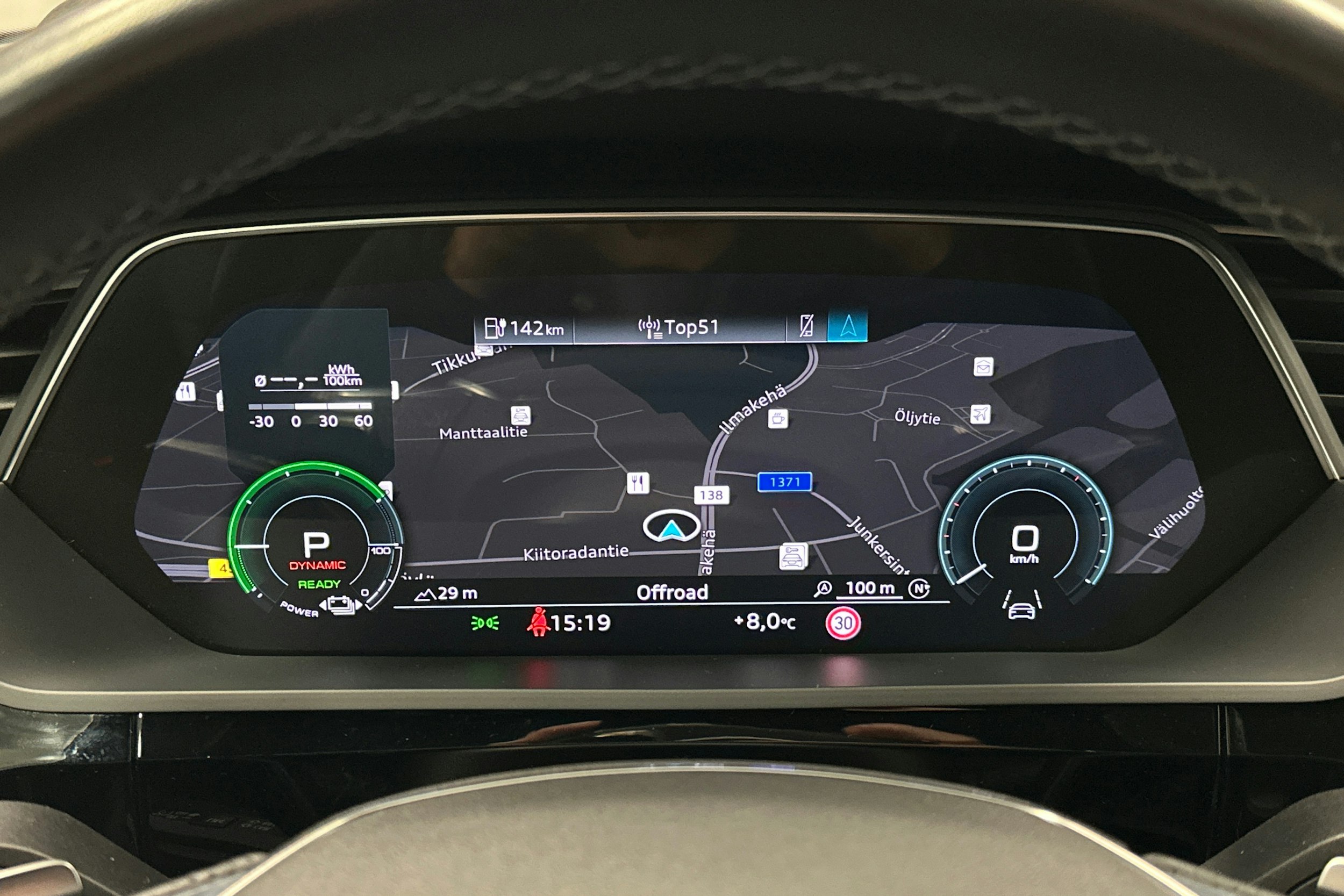 valkoinen Audi e-tron 2022 kuva 24.