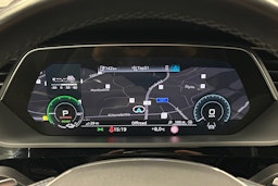 valkoinen Audi e-tron 2022 kuva 24.