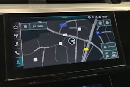 valkoinen Audi e-tron 2022 kuva 25.