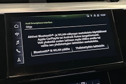 valkoinen Audi e-tron 2022 kuva 26.