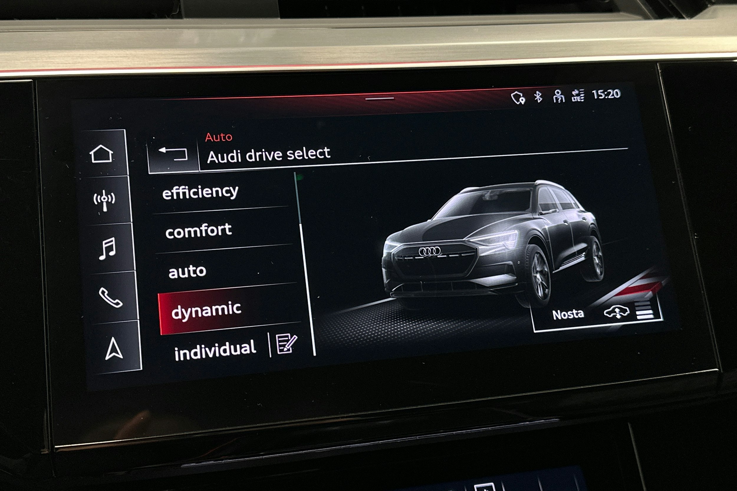 valkoinen Audi e-tron 2022 kuva 27.