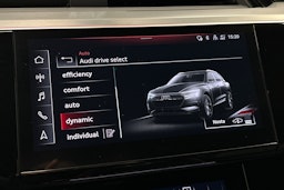 valkoinen Audi e-tron 2022 kuva 27.