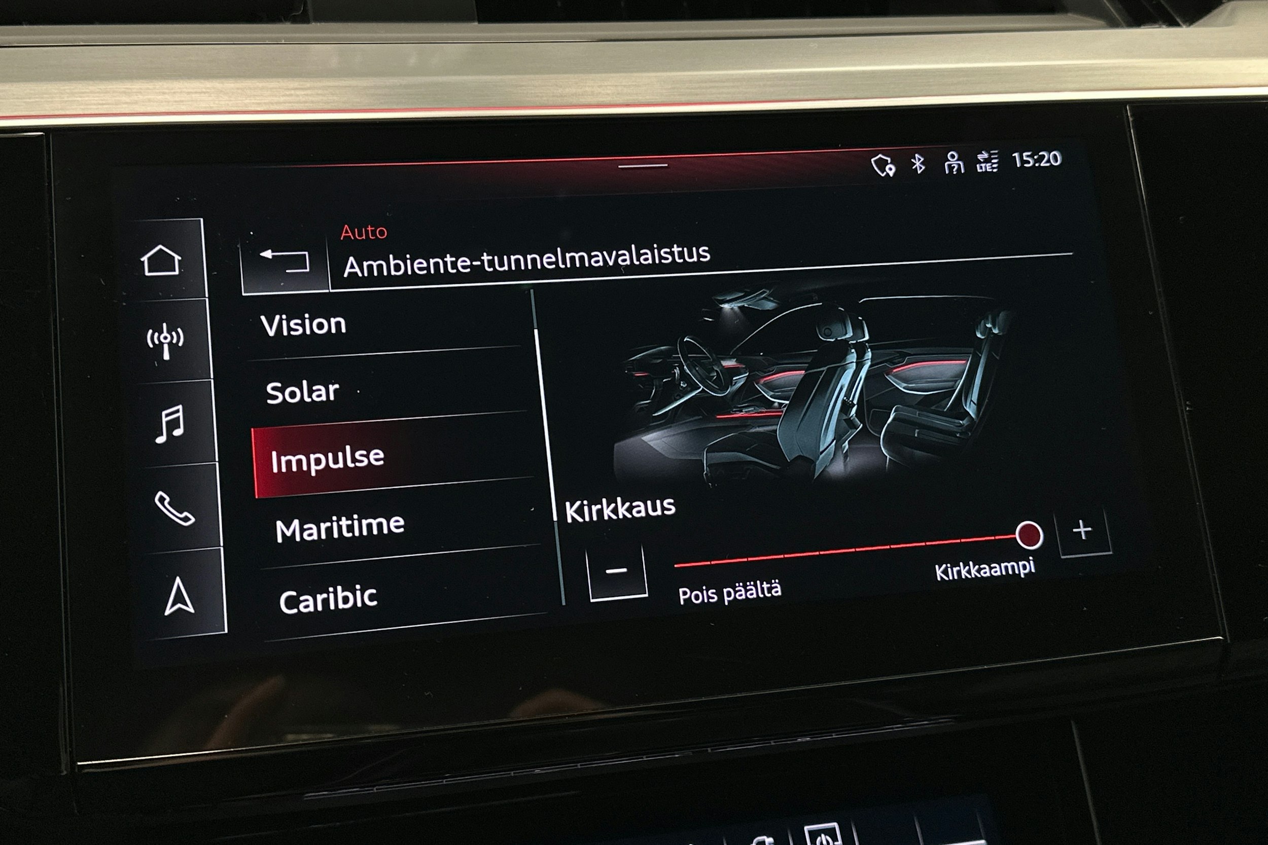 valkoinen Audi e-tron 2022 kuva 29.