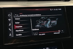 valkoinen Audi e-tron 2022 kuva 29.