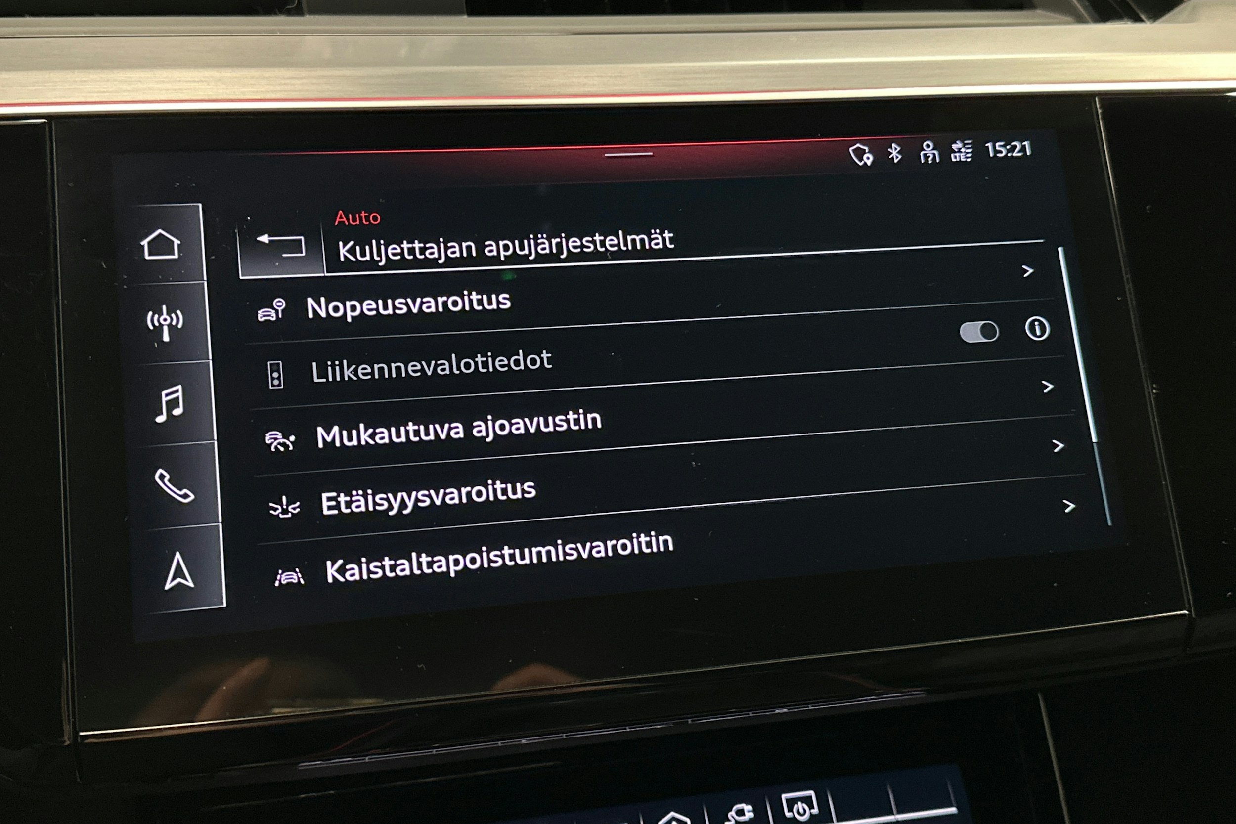 valkoinen Audi e-tron 2022 kuva 30.