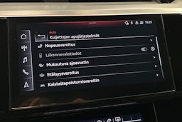 valkoinen Audi e-tron 2022 kuva 30.