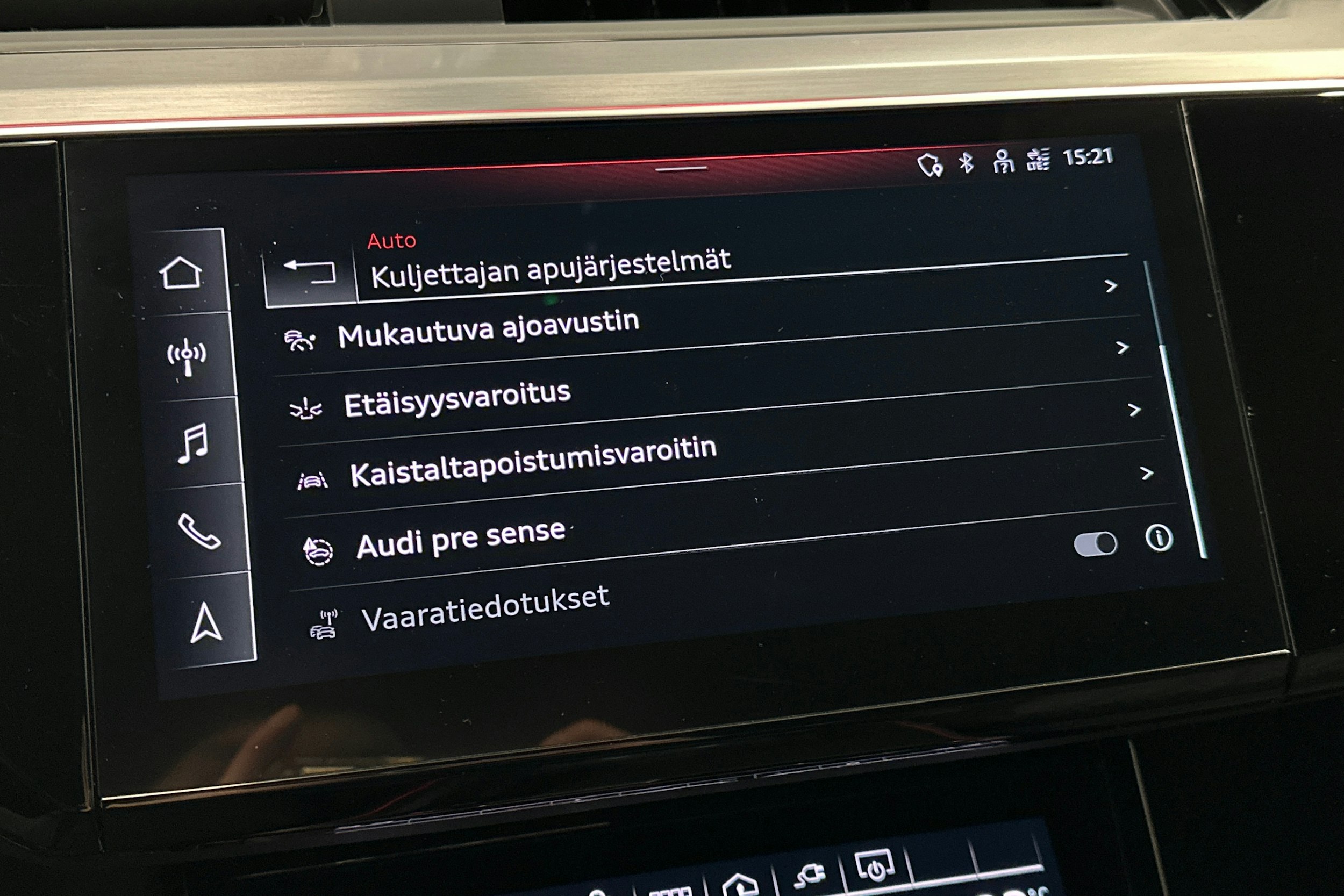 valkoinen Audi e-tron 2022 kuva 31.